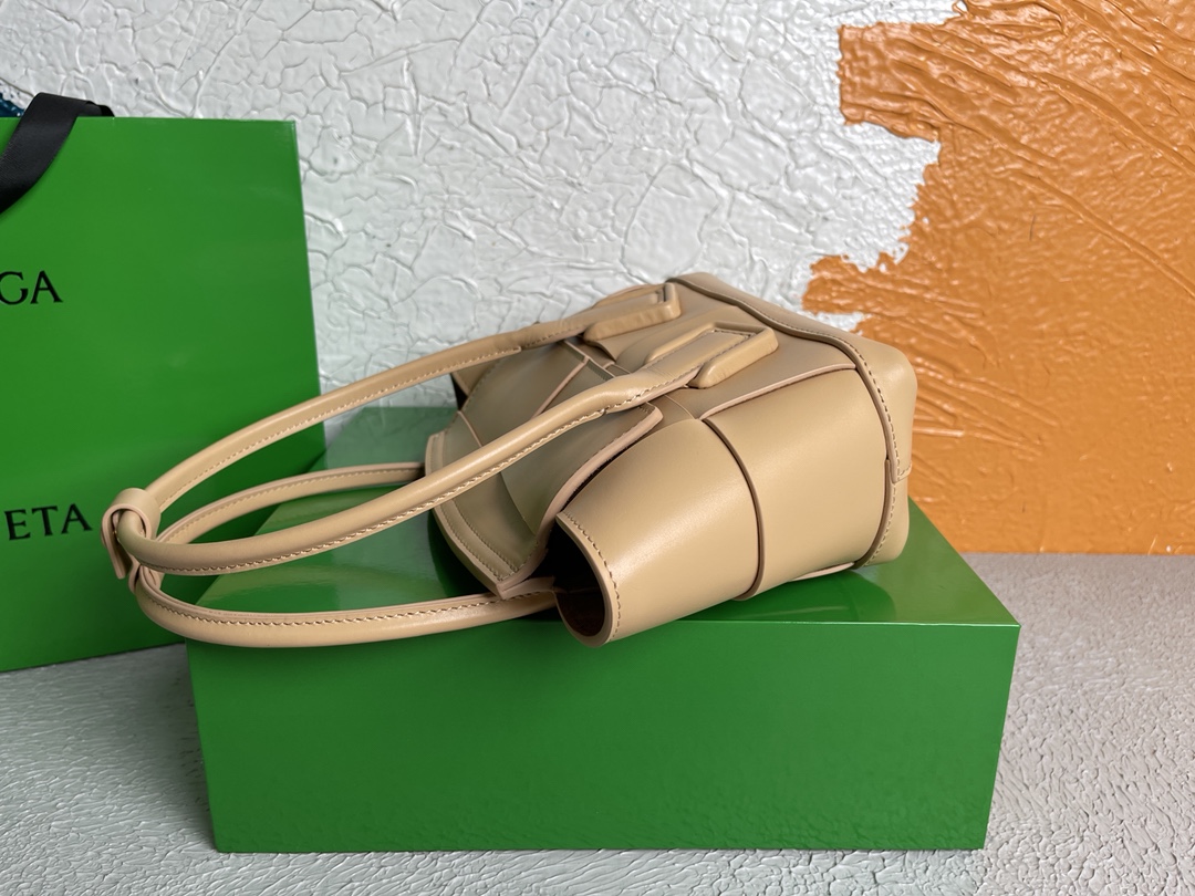 보테가베네타 Arco 인트레치아토 스몰 베이지 토트백